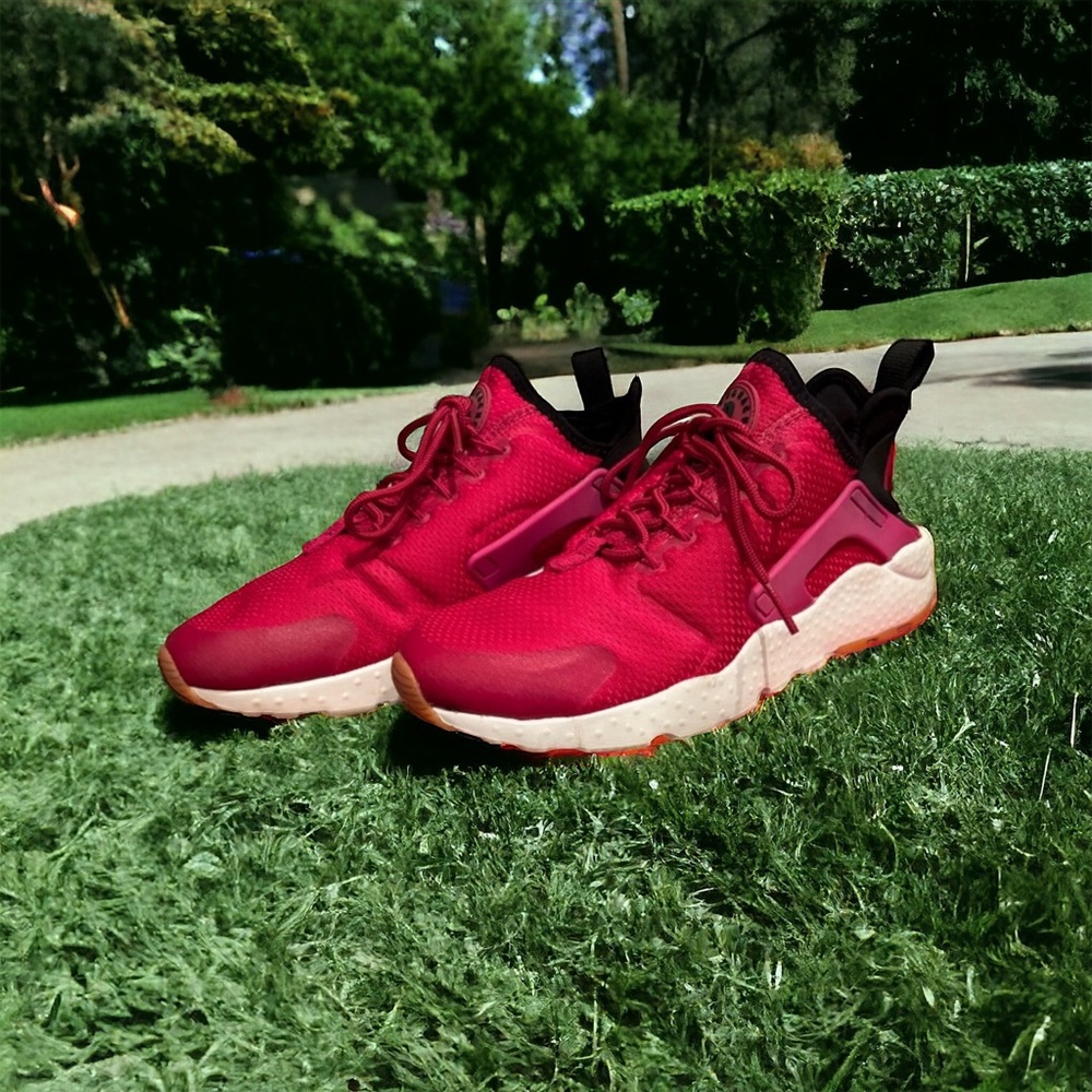 FINAL NIKE AIR HUARACHE RUN ULTA W/ WRISTBAND FINAL - Picture 1 of 9